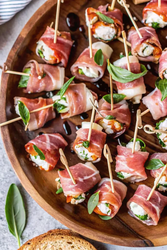 Mozzarella Hapjes met Prosciutto en Basilicum