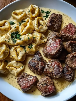 Knoflookboter Steak Bites met Alfredo Tortellini