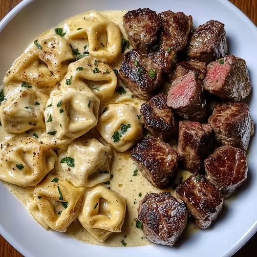 Knoflookboter Steak Bites met Alfredo Tortellini