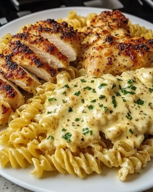 Romige Knoflook-Parmezaan Kip met Kaasachtige Gedraaide Past