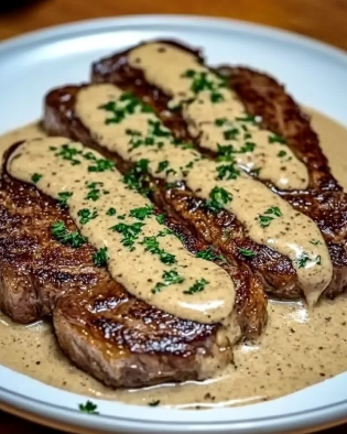 Sappige Steak met Romige Knoflooksaus